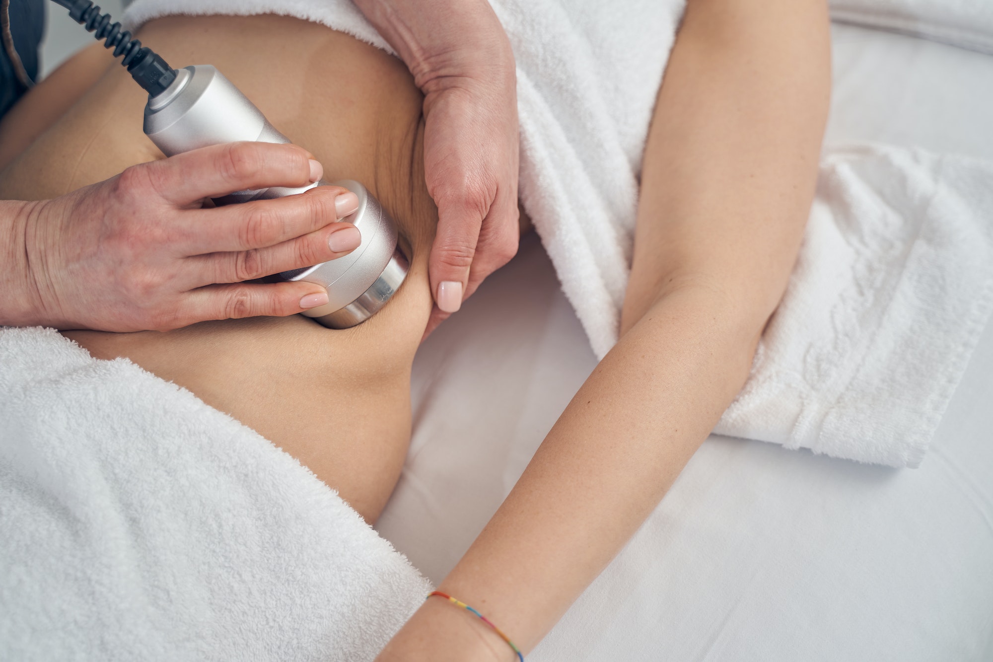 Reducing fat on the hips with ultrasound cavitation